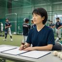 室内練習場で若手選手の記録を整理する絵里子辻岡さん